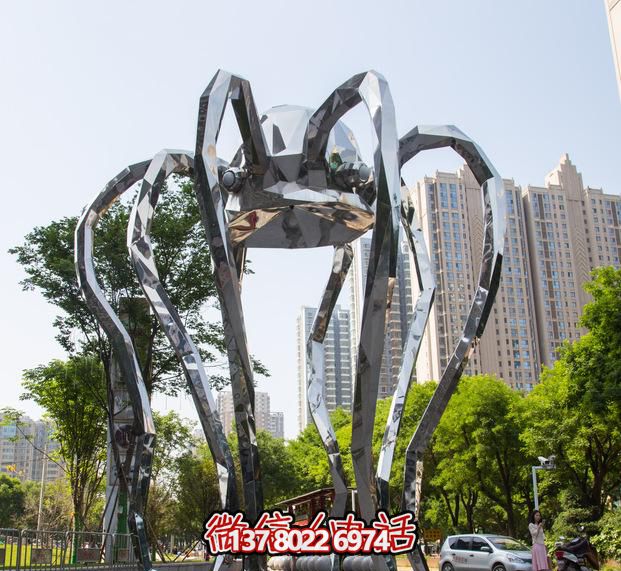 不銹鋼長(zhǎng)腿螃蟹雕塑，為公園增添創(chuàng)意裝飾