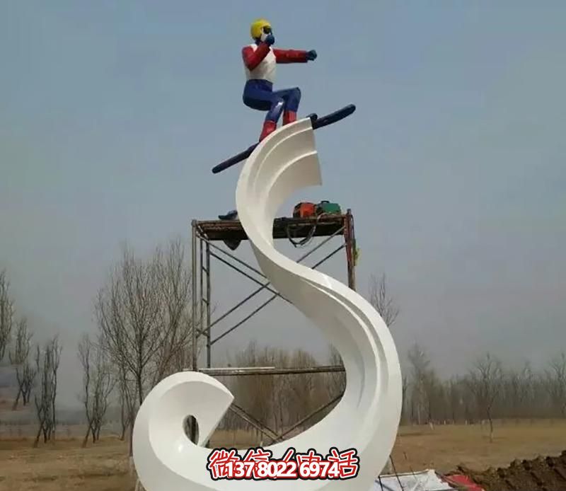 彩繪不銹鋼雕塑，把滑雪運(yùn)動主題人物雕刻到廣場上