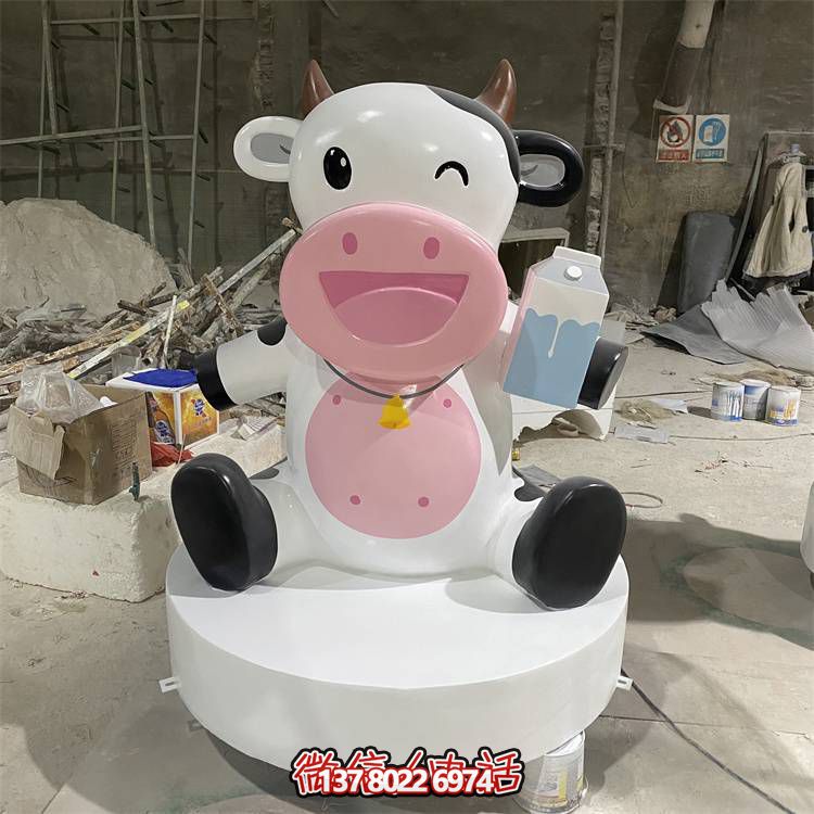 玻璃鋼雕塑，營(yíng)造優(yōu)雅卡通奶牛公仔氣氛