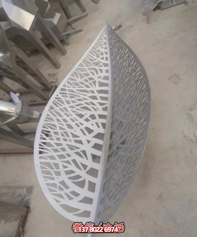 不銹鋼樹葉雕塑，給醫(yī)院藝術(shù)造型帶來絢麗美觀