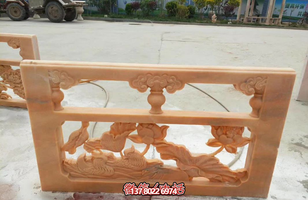 紅色浮雕護欄，點綴陽臺庭院裝飾