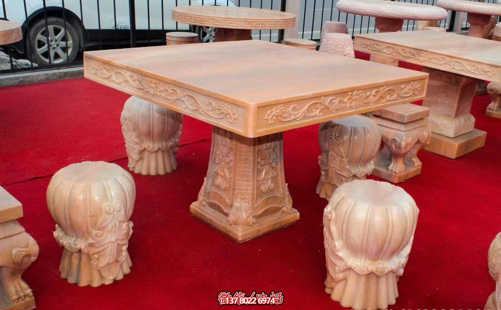 紅色方形石桌凳，欣賞晚霞雕塑，點(diǎn)亮花園廣場