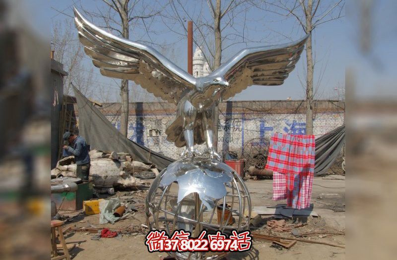 休息時刻，欣賞不銹鋼老鷹雕塑