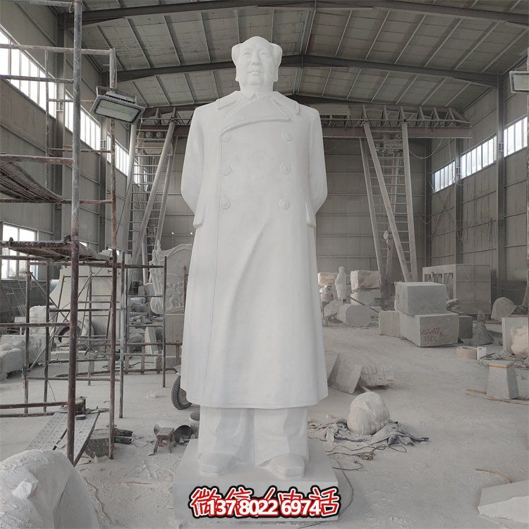 毛澤東雕像，點(diǎn)亮校園廣場(chǎng)