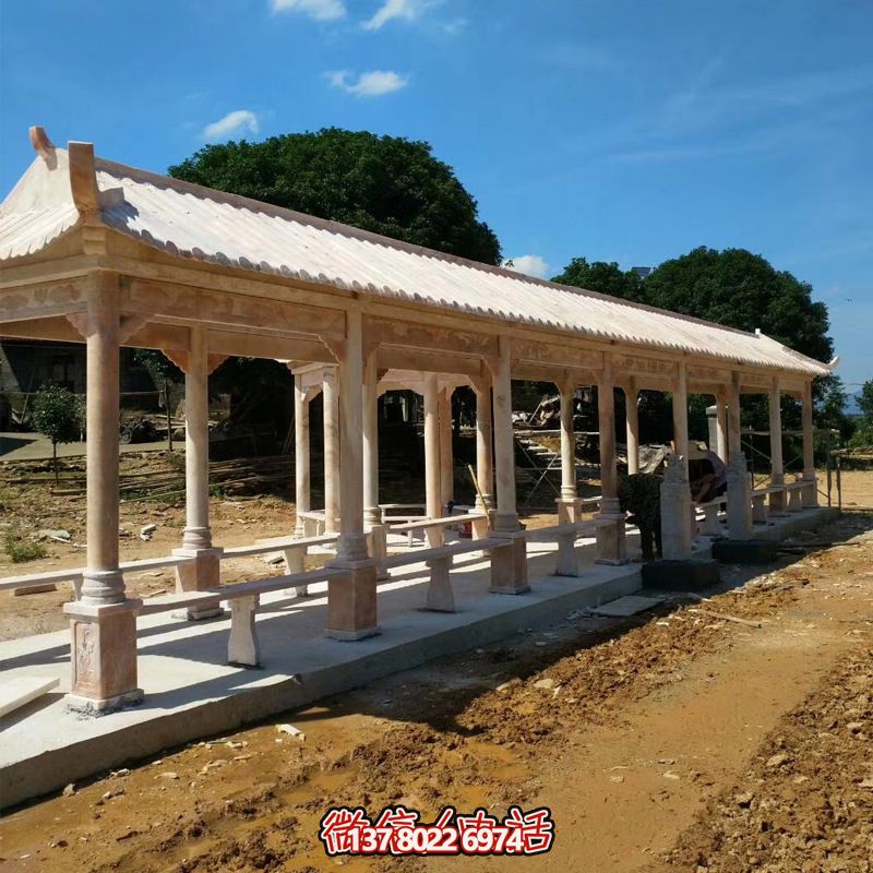 享受晚霞的紅色長(zhǎng)廊涼亭