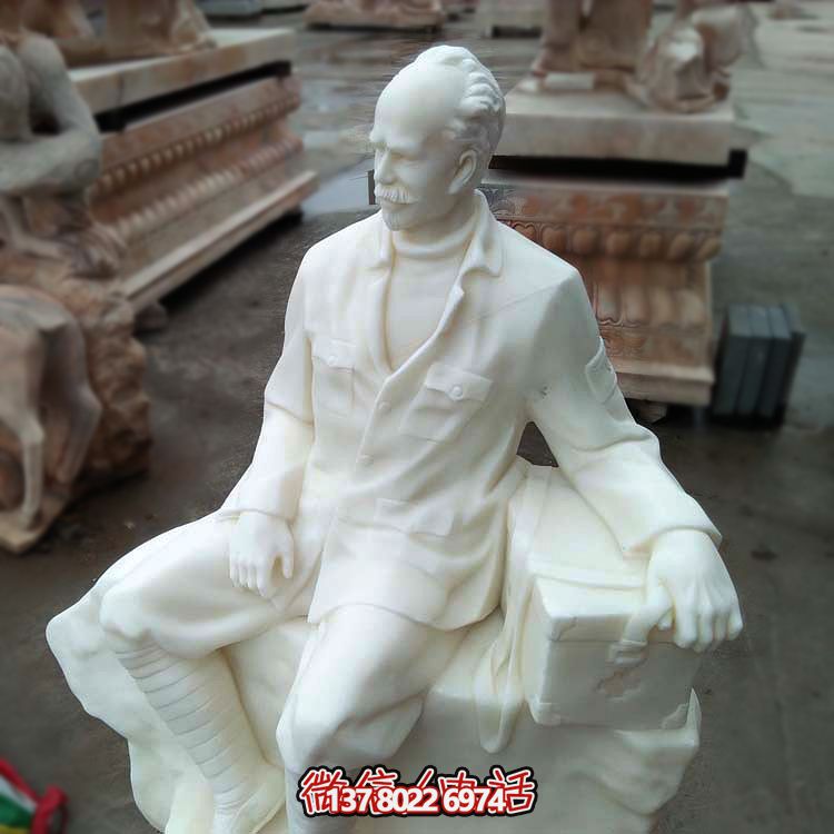 以白求恩精神為原型，漢白玉雕刻的護(hù)士坐姿雕塑