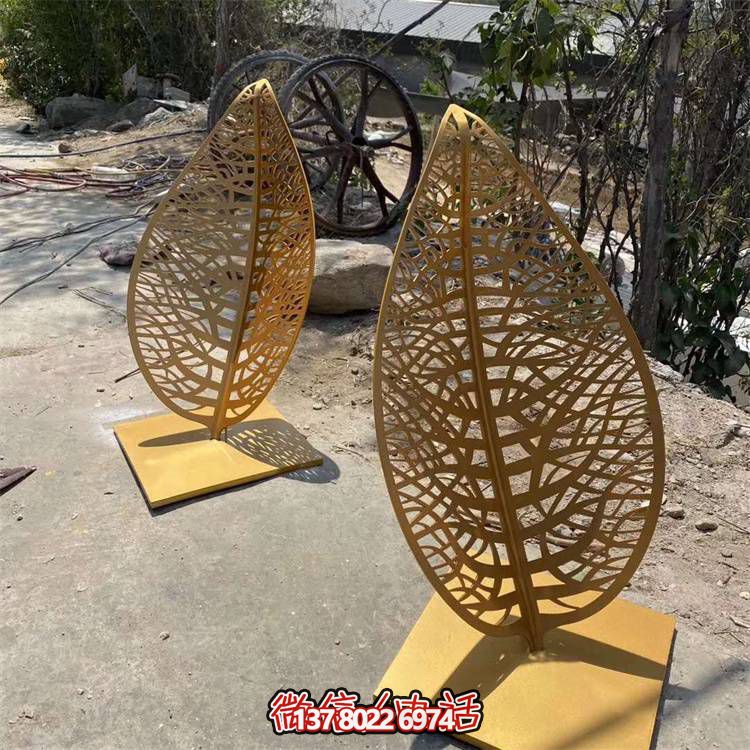 精美不銹鋼鏤空樹(shù)葉雕塑