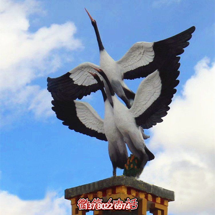 大型玻璃鋼仿真仙鶴雕塑，為公園廣場擺放