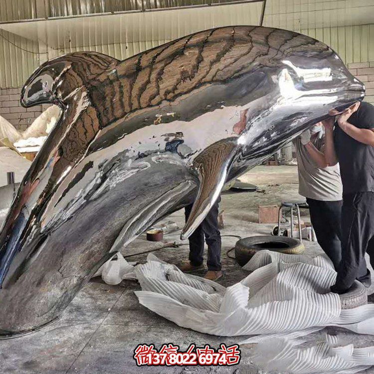 大型抽象鏡面不銹鋼鯨魚，展現(xiàn)室外精彩生活