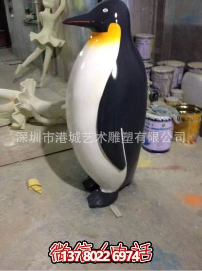 室內(nèi)玻璃鋼獨(dú)自等待的童趣可愛企鵝雕塑 室內(nèi)玻璃鋼獨(dú)自等待的童趣可愛企鵝雕塑
