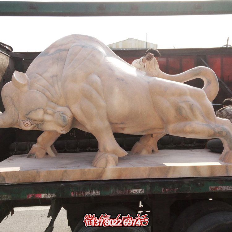 晚霞紅華爾街牛雕刻擺件石雕牛氣沖天十二生肖動(dòng)物奮進(jìn)雕塑