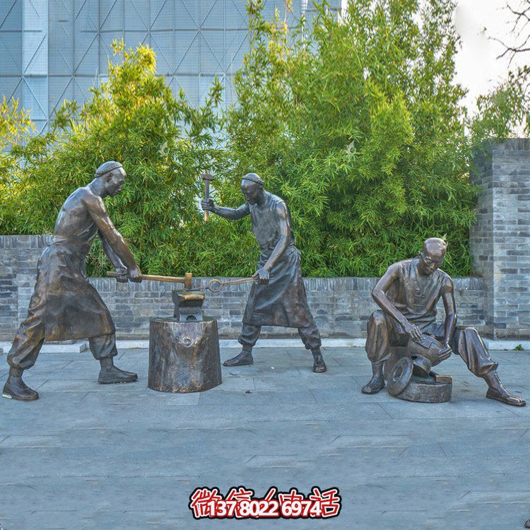 打鐵場(chǎng)景人物銅雕，鑄銅鑄造民俗生活人物情景雕塑
