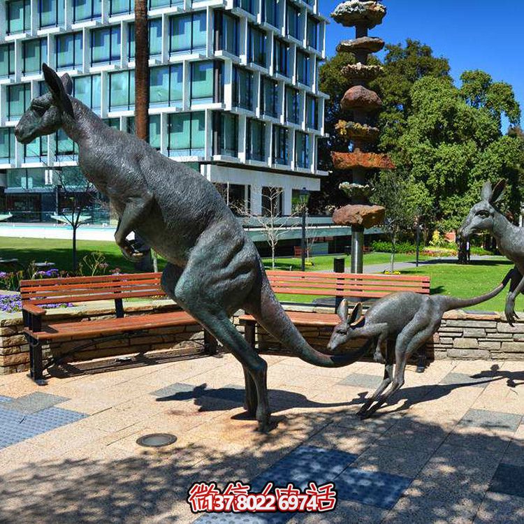 景區(qū)中跳躍的玻璃鋼袋鼠雕塑 景區(qū)中跳躍的玻璃鋼袋鼠雕塑