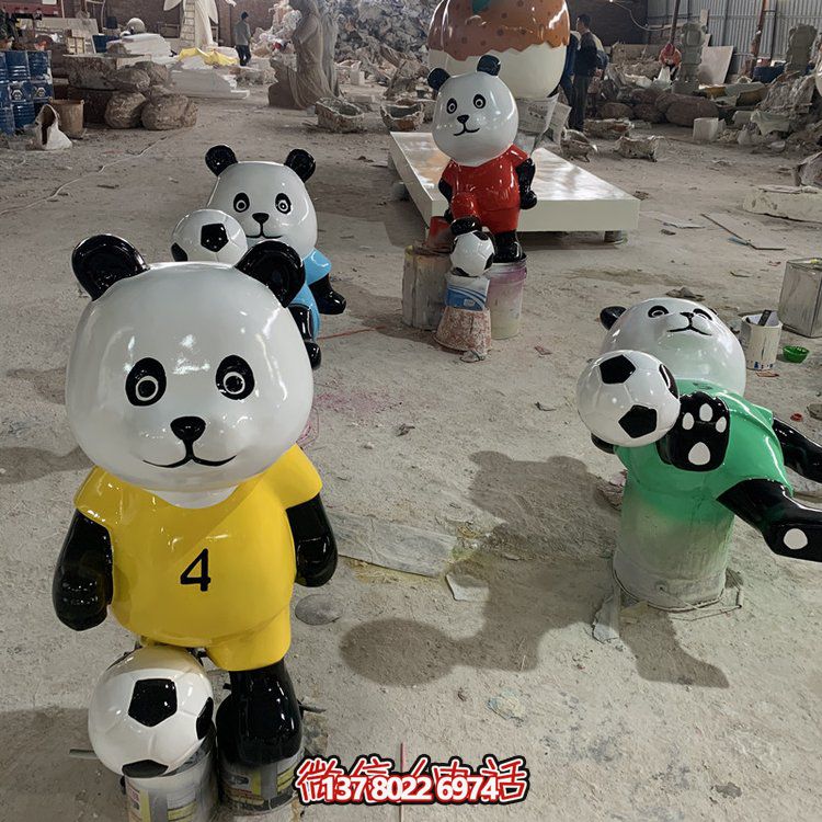體育場(chǎng)戶(hù)外草地?cái)[放玻璃鋼卡通熊貓足球公仔雕塑