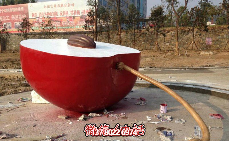 游樂(lè)園半塊玻璃鋼蘋(píng)果雕塑 游樂(lè)園半塊玻璃鋼蘋(píng)果雕塑