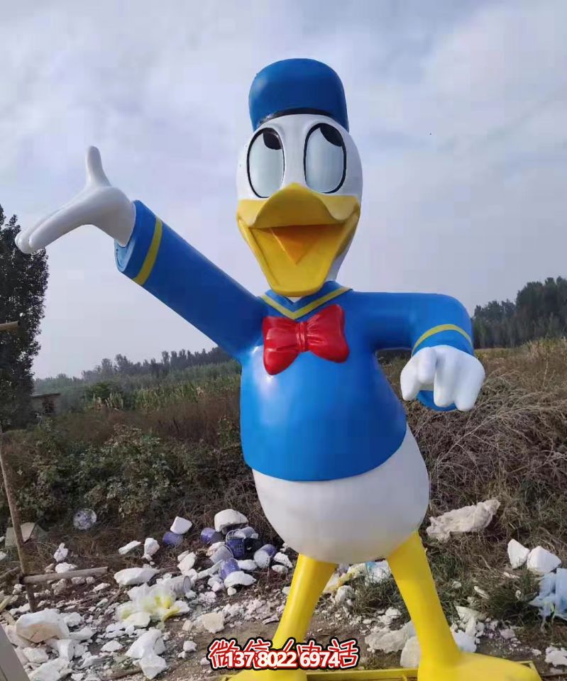 兒童樂(lè)園玻璃鋼彩繪唐老鴨雕塑 兒童樂(lè)園玻璃鋼彩繪唐老鴨雕塑
