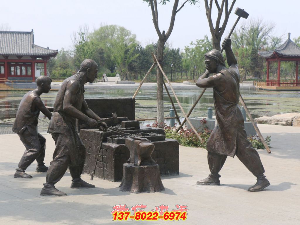 傳統(tǒng)匠藝傳承：打鐵場(chǎng)景銅雕生活圖鑒