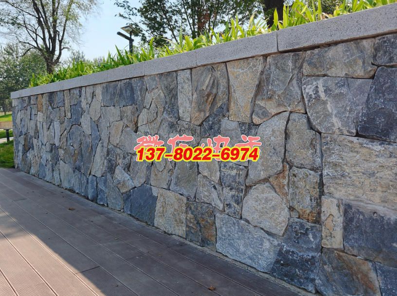 景石碎拼景觀墻：自然與藝術(shù)交融的景觀雕塑，石雕工藝的質(zhì)樸美學(xué)呈現(xiàn)