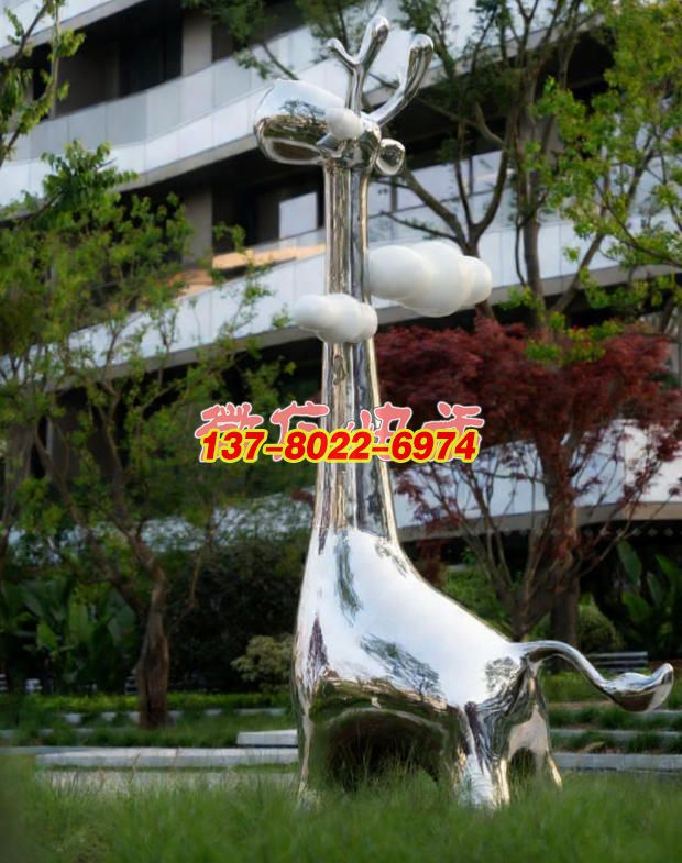 《云棲靈鹿》：鏡面銀鹿載云而立，融現(xiàn)代建筑與自然意趣的創(chuàng)意景觀